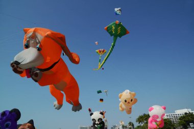 CHON BURI, THAILAND - 2 Mart 2025 Pattaya sahilindeki Pattaya International Kite 'da tanımlanamayan Tayland ve yabancı mutluluğu. Bu etkinlik turizmi tanıtmak için düzenlenmiştir..