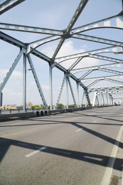 BANGKOK, THAILAND - 4 Mart 2025: Bangkok Köprüsü Chao Phraya Nehri üzerindeki bir köprüdür ve Güneydoğu Asya 'da halen açılıp kapanabilen tek salıncak köprüdür.