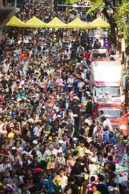 BANGKOK, THAILAND - 14 Nisan 2024: Tayland ve yabancı turistler Songkran Günü 'nde (Tayland Yeni Yıl / Su Festivali) sokaklara dans ederek, ateş ederek ve Silom yoluna su dökerek su sıçratıyorlar.
