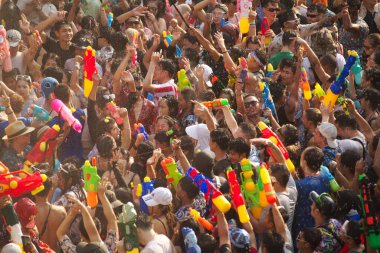 BANGKOK, THAILAND - 14 Nisan 2024: Tayland ve yabancı turistler Songkran Günü 'nde (Tayland Yeni Yıl / Su Festivali) sokaklara dans ederek, ateş ederek ve Silom yoluna su dökerek su sıçratıyorlar.
