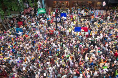 BANGKOK, THAILAND - 14 Nisan 2024: Tayland ve yabancı turistler Songkran Günü 'nde (Tayland Yeni Yıl / Su Festivali) sokaklara dans ederek, ateş ederek ve Silom yoluna su dökerek su sıçratıyorlar.
