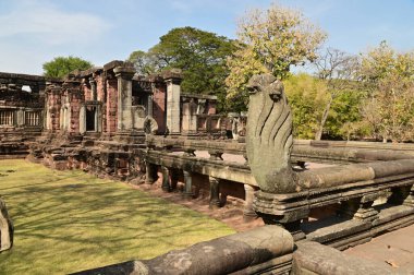 Phimai Tarih Parkı 'ndaki Prasat Hin Phimai' nin yedi başlı kumtaşı oyma heykeli. Khmer Sanatı, Phimai Taş Şatosu bu dönemin mimari sanatlarından biridir ve Tayland 'ın en büyük Khmer dini sitesidir.. 