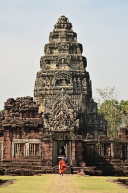 Phimai Tarih Parkı 'nın ana binası. Khmer sanatı, Khlang-Bapuan tarzı ve Angkor Wat tarzı. Phimai Taş Şatosu bu dönemin mimari sanatlarından biridir ve Tayland 'ın en büyük Khmer dini sitesidir..