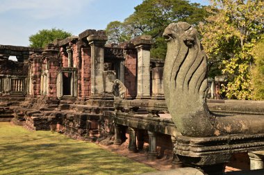 Phimai Tarih Parkı 'ndaki Prasat Hin Phimai' nin yedi başlı kumtaşı oyma heykeli. Khmer Sanatı, Phimai Taş Şatosu bu dönemin mimari sanatlarından biridir ve Tayland 'ın en büyük Khmer dini sitesidir.. 
