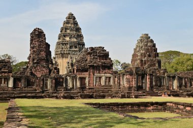 Phimai Tarih Parkı 'nın ana binası. Khmer sanatı, Khlang-Bapuan tarzı ve Angkor Wat tarzı. Phimai Taş Şatosu bu dönemin mimari sanatlarından biridir ve Tayland 'ın en büyük Khmer dini sitesidir..