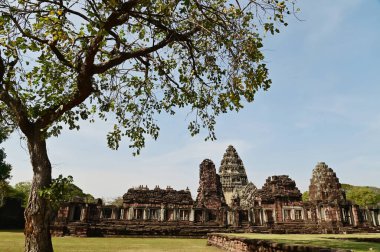 Phimai Tarih Parkı 'nın ana binası. Khmer sanatı, Khlang-Bapuan tarzı ve Angkor Wat tarzı. Phimai Taş Şatosu bu dönemin mimari sanatlarından biridir ve Tayland 'ın en büyük Khmer dini sitesidir..