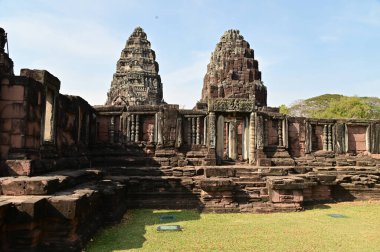 Phimai Tarih Parkı 'nın ana binası. Khmer sanatı, Khlang-Bapuan tarzı ve Angkor Wat tarzı. Phimai Taş Şatosu bu dönemin mimari sanatlarından biridir ve Tayland 'ın en büyük Khmer dini sitesidir..