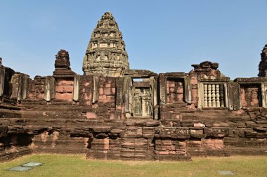 Phimai Tarih Parkı 'nın ana binası. Khmer sanatı, Khlang-Bapuan tarzı ve Angkor Wat tarzı. Phimai Taş Şatosu bu dönemin mimari sanatlarından biridir ve Tayland 'ın en büyük Khmer dini sitesidir..