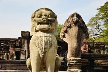 Yedi başlı Naga ve Leo ya da Phimai Tarih Parkındaki Prasat Hin Phimai 'nin kumtaşı oyma heykeli. Khmer Sanatı, Phimai Taş Şatosu bu dönemin mimari sanatlarından biridir ve Tayland 'ın en büyük Khmer dini sitesidir.. 