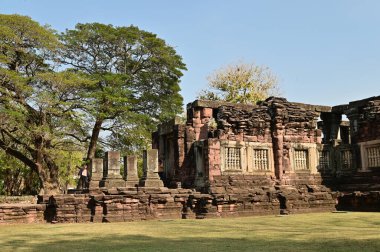 Geçit Penceresi ve Phimai Tarih Parkındaki Prasat Hin Phimai 'nin L şekilli Galerisi. Mimari sanatlar Tayland' daki en büyük Khmer dini sitesidir..