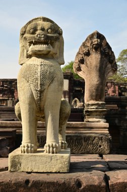 Yedi başlı Naga ve Leo ya da Phimai Tarih Parkındaki Prasat Hin Phimai 'nin kumtaşı oyma heykeli. Khmer Sanatı, Phimai Taş Şatosu bu dönemin mimari sanatlarından biridir ve Tayland 'ın en büyük Khmer dini sitesidir.. 