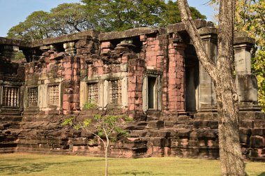 Geçit Penceresi ve Phimai Tarih Parkındaki Prasat Hin Phimai 'nin L şekilli Galerisi. Mimari sanatlar Tayland' daki en büyük Khmer dini sitesidir..