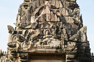 Lintel 'deki hikaye anlatımı tabloları ve Phimai Tarih Parkındaki Prasat Hin Phimai Ana Prasat' ın pedikürü. Phimai Taş Şatosu 'ndaki Khmer Sanatı, Tayland' ın en büyük Khmer mimari sanat eserlerinden biri..