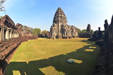 Phimai Tarih Parkı 'nın ana binası. Khmer sanatı, Khlang-Bapuan tarzı ve Angkor Wat tarzı. Phimai Taş Şatosu bu dönemin mimari sanatlarından biridir ve Tayland 'ın en büyük Khmer dini sitesidir..