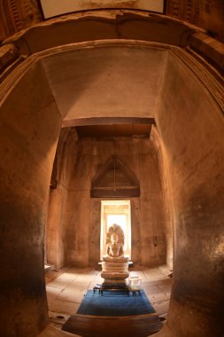 Prasat Hin Phimai 'deki Jayavarman VII heykeli Phimai Tarihi Parkında. Khmer sanatı, Khlang-Bapuan stili ve Angkor Wat stili. Phimai Taş Şatosu bu dönemin mimari sanatlarından biridir ve Tayland 'ın en büyük Khmer dini sitesidir..