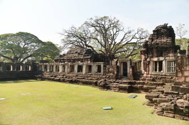 Phimai Tarihi Parkındaki Prasat Hin Phimai 'nin L biçimli Galerisi. Khmer sanatı, Khlang-Bapuan stili ve Angkor Wat stili. Phimai Taş Kalesi bu dönemin mimari sanatlarından biridir ve Tayland' ın en büyük Khmer dini sitesidir..
