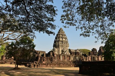 Phimai Tarih Parkı 'nın ana binası. Khmer sanatı, Khlang-Bapuan tarzı ve Angkor Wat tarzı. Phimai Taş Şatosu bu dönemin mimari sanatlarından biridir ve Tayland 'ın en büyük Khmer dini sitesidir..