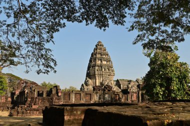 Phimai Tarih Parkı 'nın ana binası. Khmer sanatı, Khlang-Bapuan tarzı ve Angkor Wat tarzı. Phimai Taş Şatosu bu dönemin mimari sanatlarından biridir ve Tayland 'ın en büyük Khmer dini sitesidir..