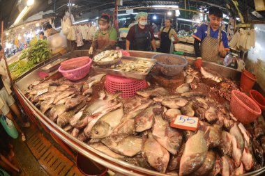 SAMUT SAKHON, THAILAND - 29 Eylül 2024: Mahachai yerel pazarındaki tüm taze balık dükkanı. Diyet protein. Sağlıklı yiyecekler. Geleneksel pazarın temel kavramı. Satıcılar ve alıcılar 29 Eylül 2024.