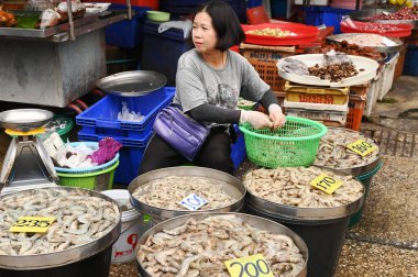 SAMUT SAKHON, THAILAND - 9 Eylül 2024: Mahachai yerel pazarında kimliği belirsiz bir satıcı taze karides dükkanı. Sağlıklı yiyecekler. Geleneksel pazarın temel kavramı. Satıcılar ve alıcılar.