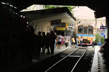 SAMUT SAKHON, THAILAND - 9 Eylül 2024: Mahachai istasyonunda treni bekleyen kimliği belirsiz bir yolcu kalabalığı. Tren, ucuz, güvenli ve deneyimin bir parçası olduğu için etrafta dolaşmanın bir yolu..