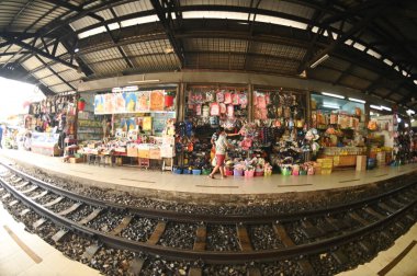 SAMUT SAKHON, THAILAND - 9 Eylül 2024: Mahachai tren istasyonunda çeşitli ürünler satan bir mağaza. Trenle seyahat edenler için..