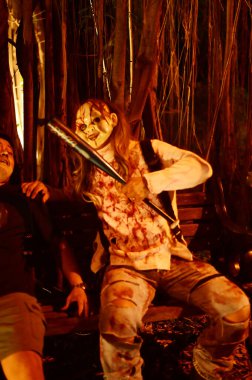 CHACHOENGSAO, THAILAND - 31 Ekim 2024: Korkunç hayalet seri katil Somdej Phra Srinakarin parkındaki 2. cadılar bayramı etkinliğinde ortaya çıktı.