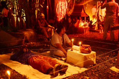 CHACHOENGSAO, THAILAND - Ekim 31,2024: Tanımlanamayan erkek şamanlar, Somdej Phra Srinakarin parkındaki 2. cadılar bayramı etkinliğinde korkunç bir hayalet seri katili canlandırmak için ayin düzenlediler..
