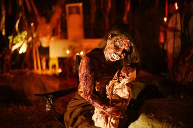 CHACHOENGSAO, THAILAND - 31,2024 tarihte görünen geleneksel Tayland hayaleti. Hayalet, cadılar bayramı kadını Mae Nak Phra Khanong 'un hayalet hikayeleri Somdej Phra Srinakarin parkındaki 2. cadılar bayramı etkinliğinde ortaya çıkıyor..