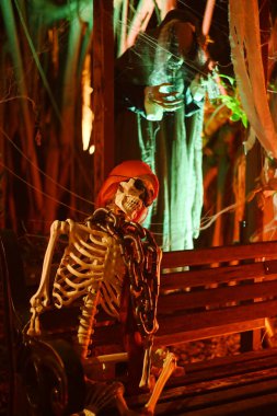 CHACHOENGSAO, THAILAND - 31 Ekim 2024: Korkunç hayalet iskeletleri Somdej Phra Srinakarin parkındaki 2. Cadılar Bayramı etkinliğinde ortaya çıktı.