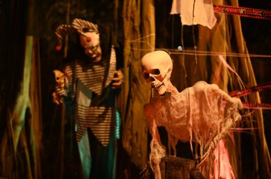 CHACHOENGSAO, THAILAND - 31 Ekim 2024: Korkunç hayalet iskeletleri Somdej Phra Srinakarin parkındaki 2. Cadılar Bayramı etkinliğinde ortaya çıktı.