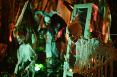 CHACHOENGSAO, THAILAND - 31 Ekim 2024: Palyaço ve Korkunç hayalet iskeletleri, Somdej Phra Srinakarin parkındaki 2. Cadılar Bayramı etkinliğinde ortaya çıktı..