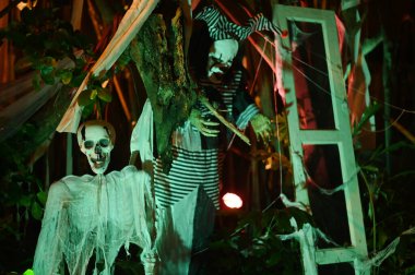 CHACHOENGSAO, THAILAND - 31 Ekim 2024: Palyaço ve Korkunç hayalet iskeletleri, Somdej Phra Srinakarin parkındaki 2. Cadılar Bayramı etkinliğinde ortaya çıktı..