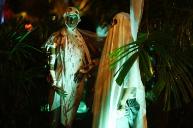 CHACHOENGSAO, THAILAND - 31 Ekim 2024: Korkunç hayaletler Somdej Phra Srinakarin parkında 2..