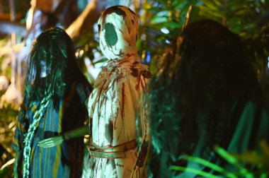 CHACHOENGSAO, THAILAND - 31 Ekim 2024: Korkunç hayaletler Somdej Phra Srinakarin parkında 2..