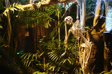 Korkunç hayalet iskeletleri Somdej Phra Srinakarin parkındaki 2. cadılar bayramı etkinliğinde ortaya çıkıyor..