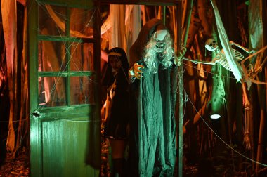 CHACHOENGSAO, THAILAND - 31 Ekim 2024: Cadı, Rahibe ve Korkunç hayalet iskeletleri, Somdej Phra Srinakarin parkındaki 2. Cadılar Bayramı etkinliğinde ortaya çıktı..