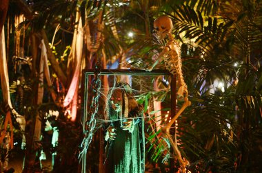 CHACHOENGSAO, THAILAND - 31 Ekim 2024: Korkunç cadı ve hayalet iskeletleri Somdej Phra Srinakarin parkında 2..