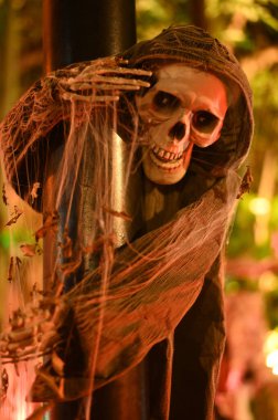 Korkunç hayalet iskeletleri Somdej Phra Srinakarin parkındaki 2. cadılar bayramı etkinliğinde ortaya çıkıyor..