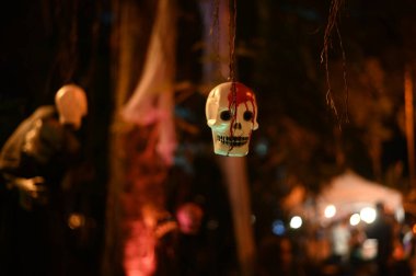 Korkunç hayalet iskeletler ağaçların altında asılı ve yüzen kafatasları Somdej Phra Srinakarin parkındaki ikinci Cadılar Bayramı etkinliğinde ortaya çıkıyor..