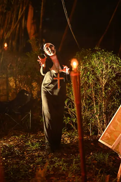 CHACHOENGSAO, THAILAND - 31 Ekim 2024: Korkunç Rahibe Hayaleti gece Somdej Phra Srinakarin parkında ikinci Cadılar Bayramı etkinliğine geldi.