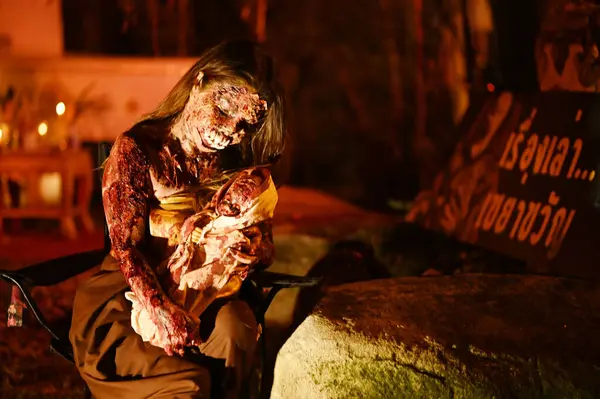 CHACHOENGSAO, THAILAND - 31,2024 tarihte görünen geleneksel Tayland hayaleti. Hayalet, cadılar bayramı kadını Mae Nak Phra Khanong 'un hayalet hikayeleri Somdej Phra Srinakarin parkındaki 2. cadılar bayramı etkinliğinde ortaya çıkıyor..