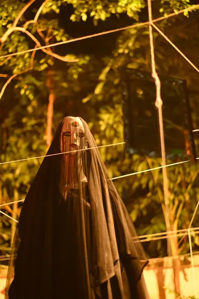 CHACHOENGSAO, THAILAND - 31 Ekim 2024: Korkunç Rahibe Hayaleti gece Somdej Phra Srinakarin parkında ikinci Cadılar Bayramı etkinliğine geldi.