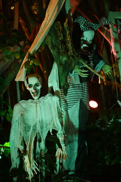 CHACHOENGSAO, THAILAND - 31 Ekim 2024: Palyaço ve Korkunç hayalet iskeletleri, Somdej Phra Srinakarin parkındaki 2. Cadılar Bayramı etkinliğinde ortaya çıktı..