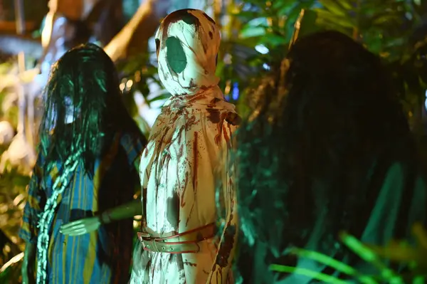 CHACHOENGSAO, THAILAND - 31 Ekim 2024: Korkunç hayaletler Somdej Phra Srinakarin parkında 2..