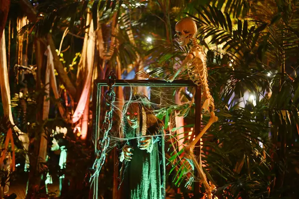 CHACHOENGSAO, THAILAND - 31 Ekim 2024: Korkunç cadı ve hayalet iskeletleri Somdej Phra Srinakarin parkında 2..