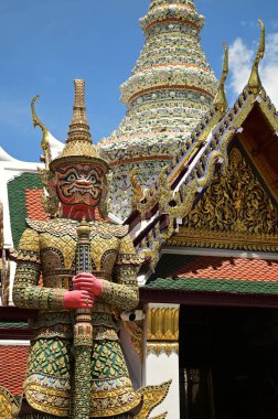 Zümrüt Buda 'nın Wat Phra Kaew Tapınağı' nda nöbet tutan dev muhafız, ünlü bir turistik cazibedir. Bangkok Tayland.
