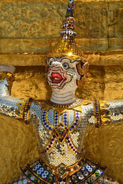Zümrüt Buda 'nın Wat Phra Kaew Tapınağı' ndaki pagoda üssünü koruyan dev maymun muhafız, ünlü bir turistik merkezdir. Bangkok Tayland.
