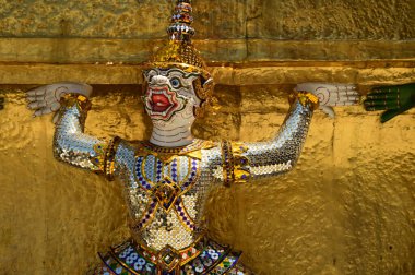 Zümrüt Buda 'nın Wat Phra Kaew Tapınağı' ndaki pagoda üssünü koruyan dev maymun muhafız, ünlü bir turistik merkezdir. Bangkok Tayland.