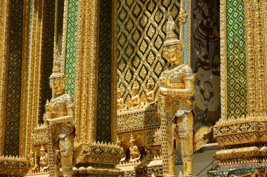 Zümrüt Buda 'nın Wat Phra Kaew Tapınağı' nda nöbet tutan büyük altın dev muhafız ünlü bir turistik cazibedir. Tayland 'ın Bangkok başkenti.
